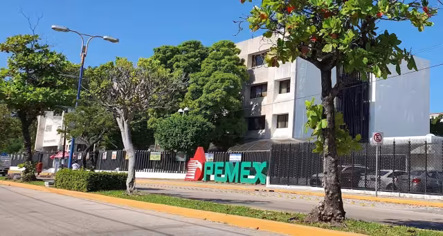 Trabajadores petroleros denunciaron una presunta red de tráfico de datos personales dentro de Pemex en Ciudad del Carmen.