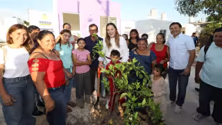 Cecilia Patrón entrega acciones de vivienda a familias afectadas por el incendio en San Luis Sur Dzununcán