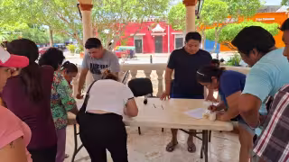 Vecinos de Pomuch reúnen firmas para exigir a la CFE mejorar red eléctrica