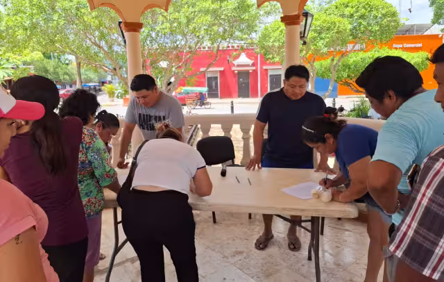 Vecinos de Pomuch reunieron firmas para exigir a la CFE mejoras en el servicio eléctrico.