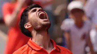En un acto de frustración, Carlos Alcaraz  rompe su raqueta tras perder: VIDEO  