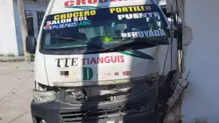 Paramédicos del servicio de emergencia arribaron al lugar para atender a los conductores de ambos transportes