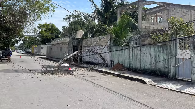 En la calle no solo es el único poste en mal estado, en otras partes de la colonia se han reportado otros más