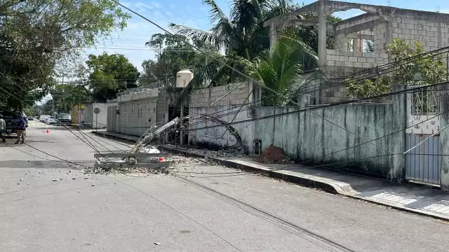 En la calle no solo es el único poste en mal estado, en otras partes de la colonia se han reportado otros más