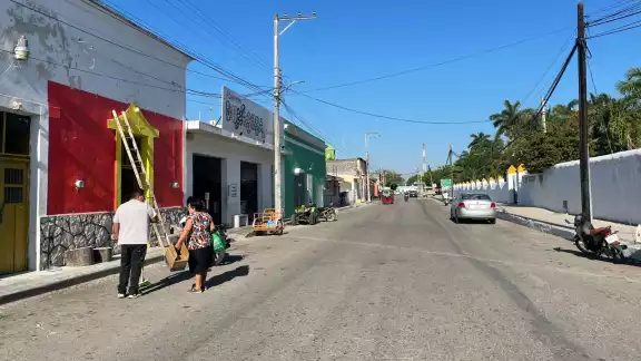 Adultos mayores de la localidad cumplen con antiguas normas religiosas durante la Semana Mayor