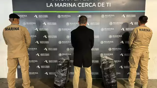 La Armada de México aseguró ocho paquetes de presunta cocaína en el AICM.