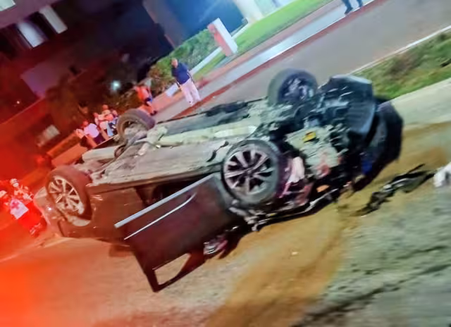 A pesar de lo aparatoso del accidente, el conductor no sufrió heridas graves.