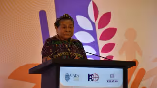 Rigoberta Menchú, ganadora del Premio Nobel de La Paz, dirige conferencia a estudiantes de la UADY en Mérida
