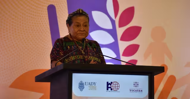 Rigoberta Menchú, ganadora del Premio Nobel de La Paz, en conferencia en la UADY