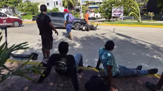 Choque entre motocicleta y automóvil deja dos heridos en Campeche