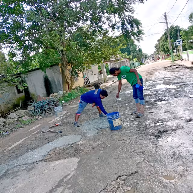 La falta de mantenimiento de las calles ha causado daños en unidades de transporte de los vecinos