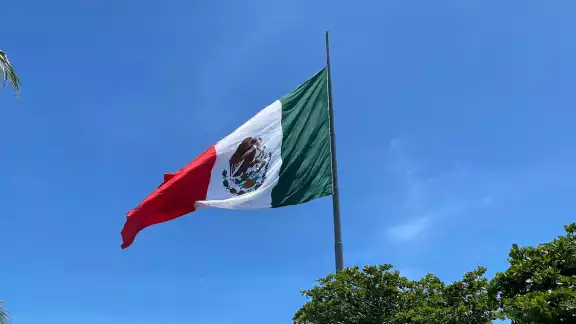 Izan bandera mexicana por primera vez en tren años en Cancún