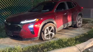 Debido a la fuerza del impacto, vecinos al percatarse de lo sucedido llamaron a emergencias