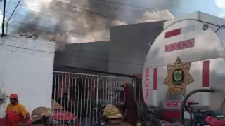 Rescatan a un abuelito del incendio de su casa en Mérida