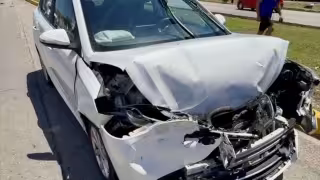 Un coche Changan de color blanco impactó la parte trasera de un Sentra, causando alarma entre los transeúntes quienes alertaron a emergencias.
