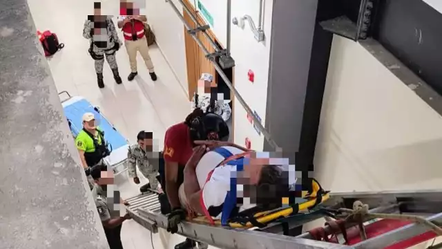 El trabajador lesionado fue bajado por la unidad de rescate de los bomberos.