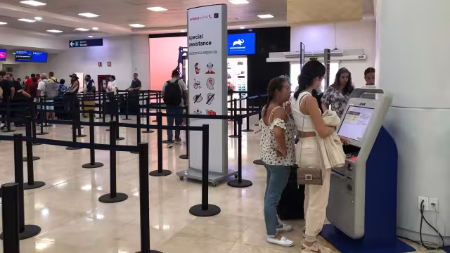 El número de vuelos en el aeropuerto de Cancún ha disminuido al mínimo