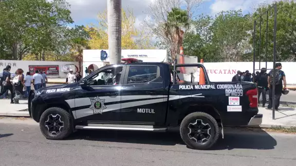 Paramédicos trasladaron a la maestra del Tecnológico de Motul a un hospital Paramédicos trasladaron a la maestra del Tecnológico de Motul a un hospital