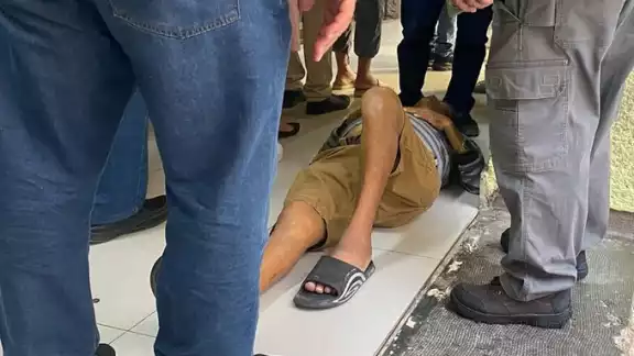 Un hombre esperaba turno, pero al sentirse mal se recostó en el piso. Un hombre esperaba turno, pero al sentirse mal se recostó en el piso.