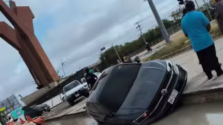 Automovilista cae a una zanja cerca de la glorieta del aeropuerto en Campeche