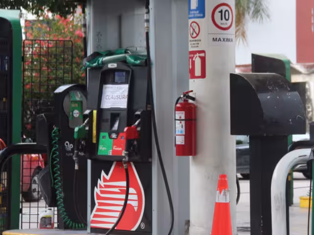 Durante el operativo se clausuraron las bombas de una gasolinera ubicada en el Barrio de Santiago