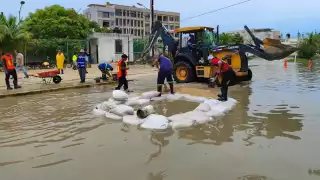 Rompen tubería durante obras de fibra óptica en la colonia Donceles 28 de Cancún