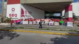 Docentes inician manifestaciones frente a oficinas de la SEQ en Playa del Carmen