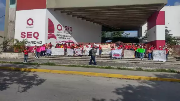 Con carteles los manifestantes bloquearon el paso a las instalaciones