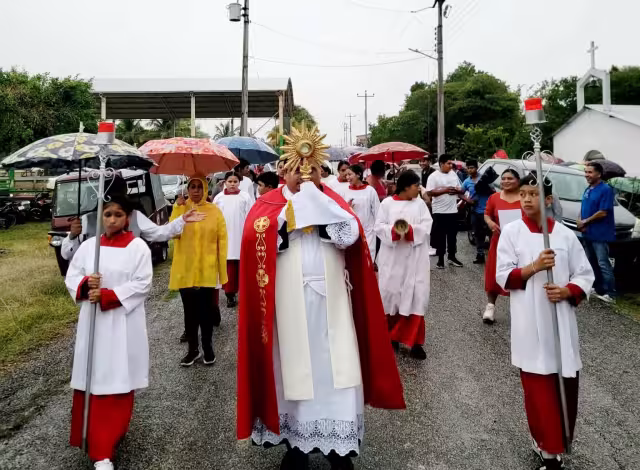 Celebran Corpus Christi con fe bajo la lluvia en Guadalupe Victoria