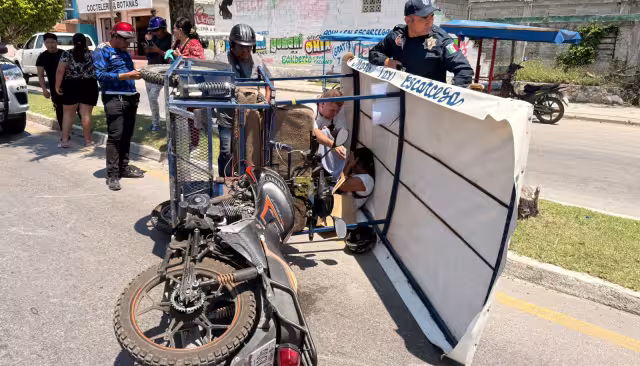 Pasajera lesionada tras volcadura de mototaxi azul con toldo blanco