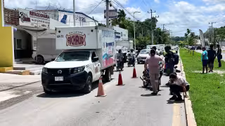 Paramédicos atienden choque de motos en Campeche