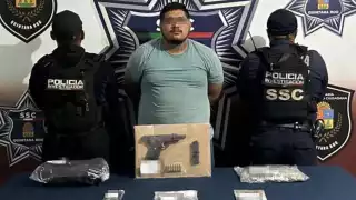 Con un arma de fuego y con presuntas sustancias prohibidas detienen a un hombre en Cancún