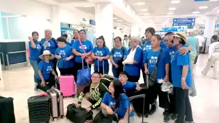 Los jugadores, quienes llegaron el pasado 14 de noviembre y volvieron ayer a su tierra, posaron antes de subir a su avión