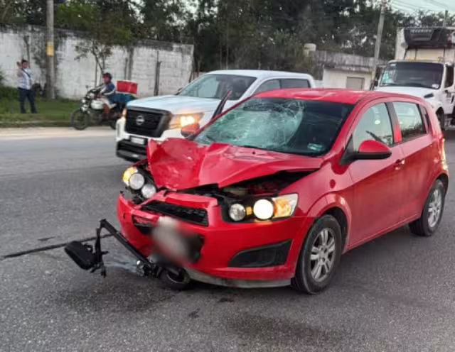 La mujer se transportaba a bordo de un scooter y al parecer no se fijó al momento de cruzar