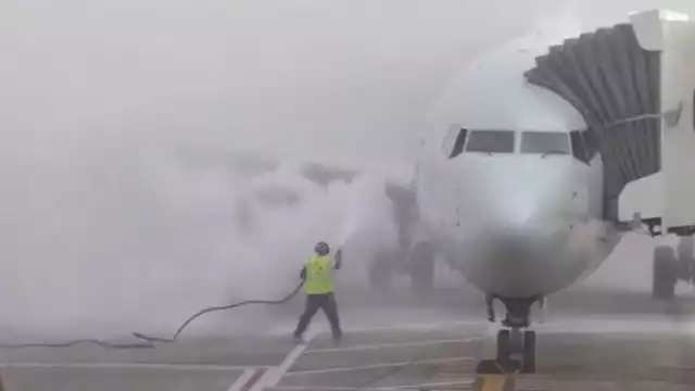 Personal tratando de sofocar el incendio