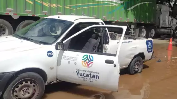El hombre arrancó la camioneta e intentó llevársela