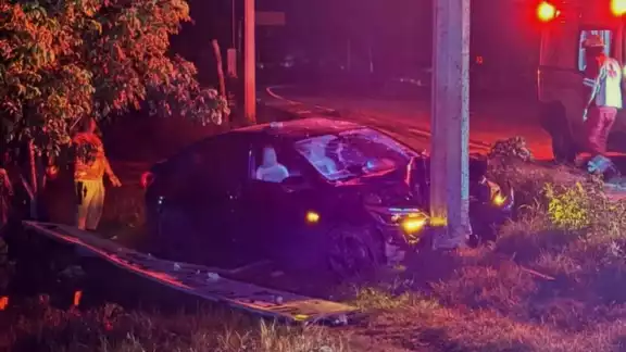 Chevrolet Onix destrozado tras fuerte choque en ejido Paraíso