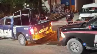 Encuentran un cuerpo con una manta con amenazas en una plaza de Tulum