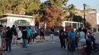 Un grupo de 50 conductores protestó frente al IMOVEQROO en Cancún.