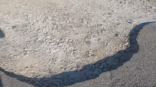 Baches provocan accidentes en Escárcega; colonos exigen reparación