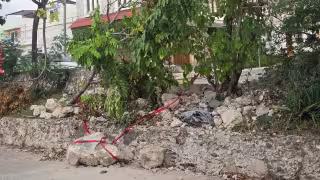 Piden atención al muro derribado que protege a viviendas en María Lavalle
