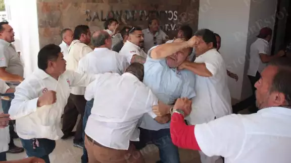 Taxistas se enfrentaron a golpes afuera del recinto
