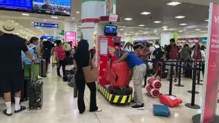 “No se nos hace justo": Por supuesto exceso de peso, colombianos se ven  obligados a vaciar sus maletas en el aeropuerto de Cancún    