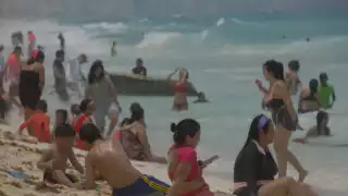 Playas de Cancún se abarrotan de gente, sin suficientes elementos de seguridad