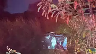 El conductor del vehículo perdió el control después de intentar rebasar un auto.