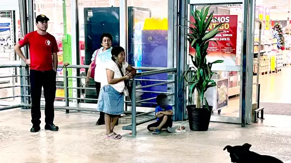 Cuando las autoridades acudieron al supermercado, luego del reporte de testigos, la abuela de los menores apareció Cuando las autoridades acudieron al supermercado, luego del reporte de testigos, la abuela de los menores apareció