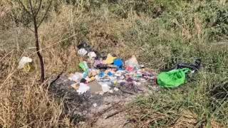 Vecinos de El Arenal denuncian malos olores por lote baldío en Champotón