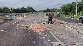 Caos en la Mérida-Campeche: tráiler tira su carga y bloquea la vía