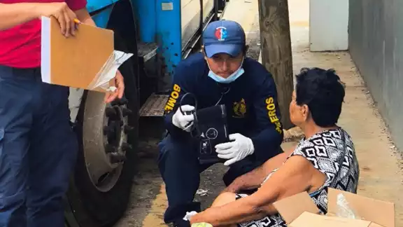 Paramédicos acudieron para valorar a la mujer, para después trasladarla al hospital