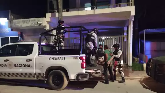 La Guardia Nacional abordó al hombre a la patrulla La Guardia Nacional abordó al hombre a la patrulla